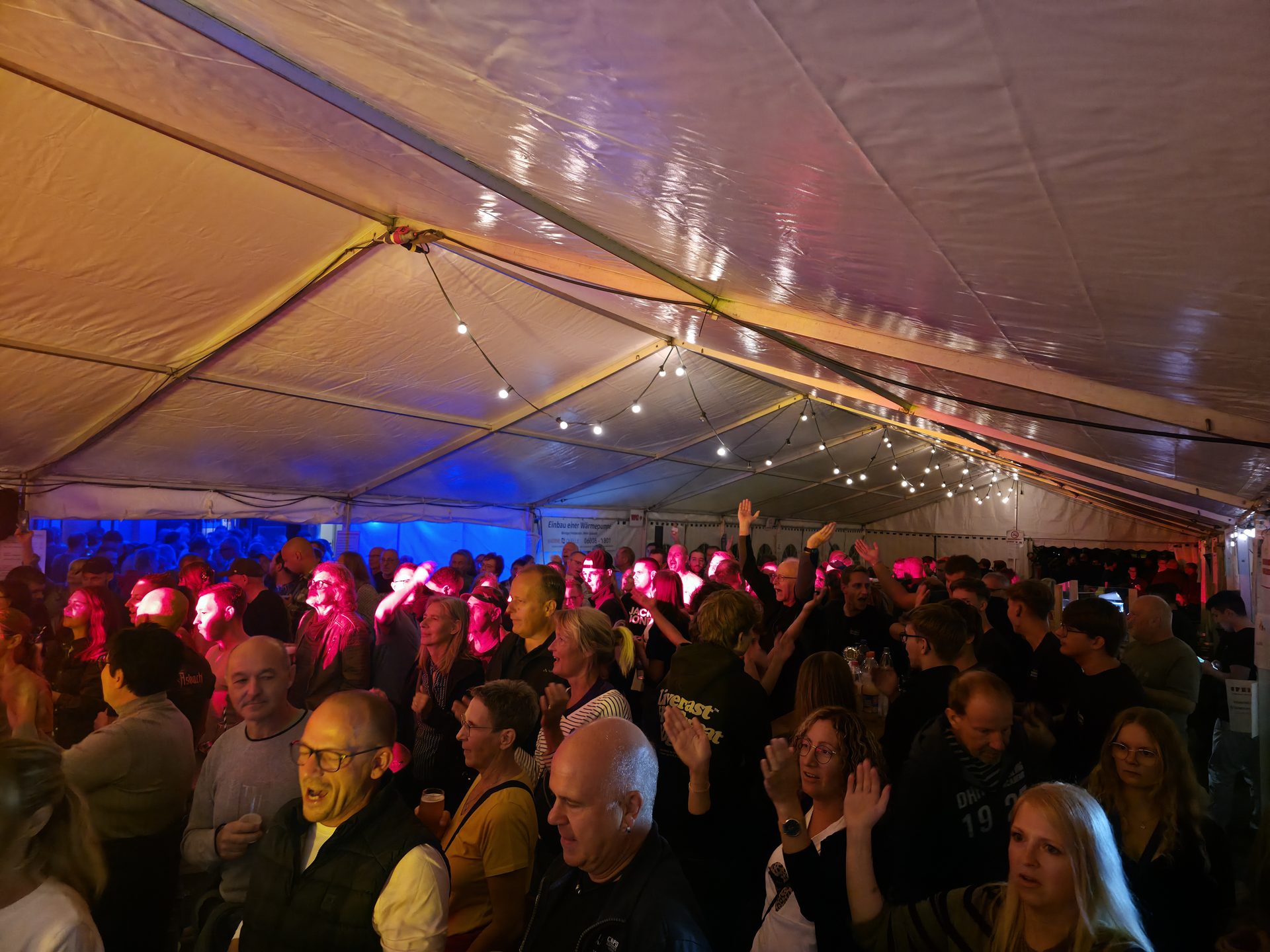 Volles Festzelt am Samstagabend, die Gäste feiern zur Livemusik