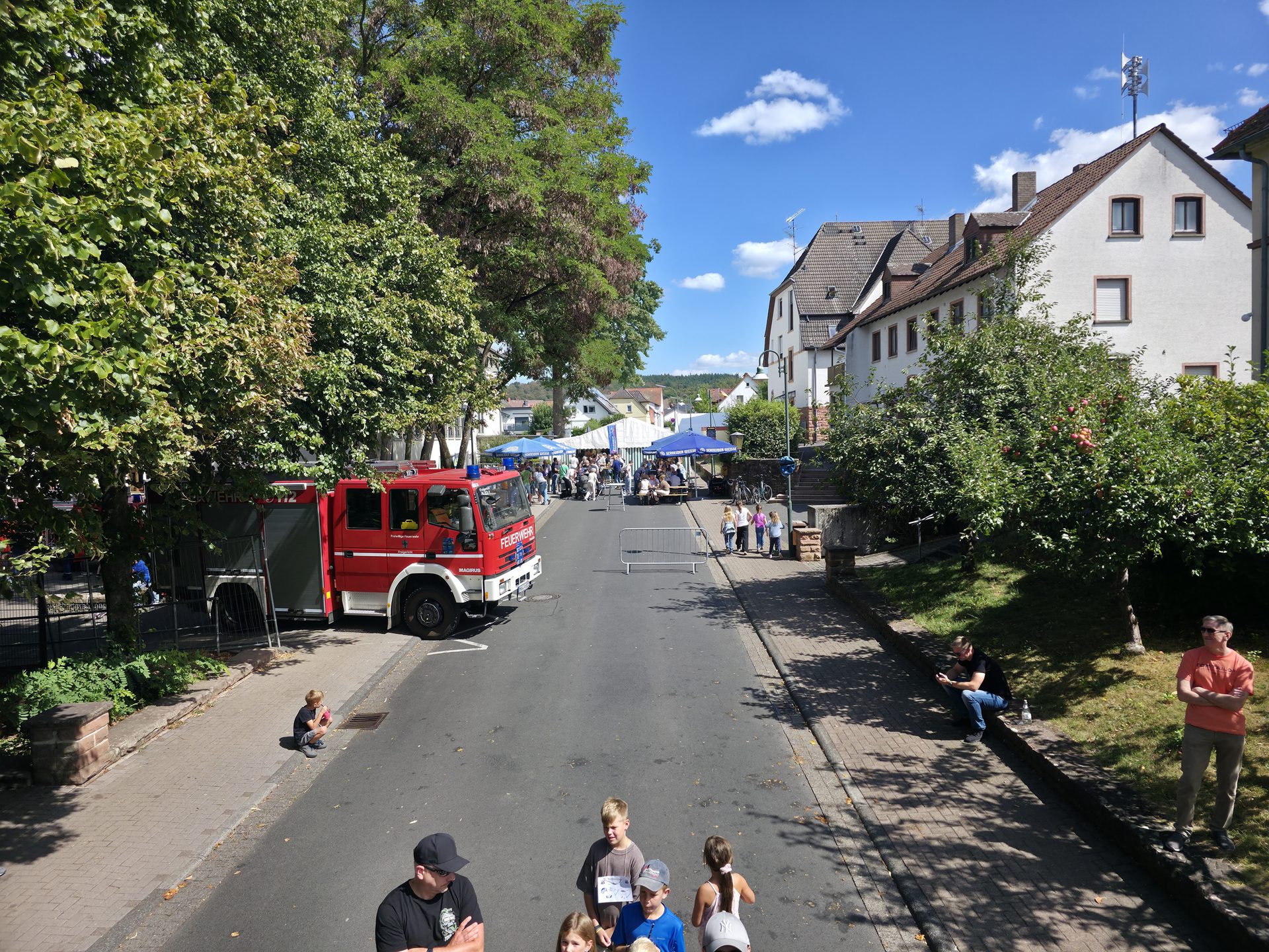 Blick über die Festmeile am Sonntag mit Löschfahrzeug und Besuchern