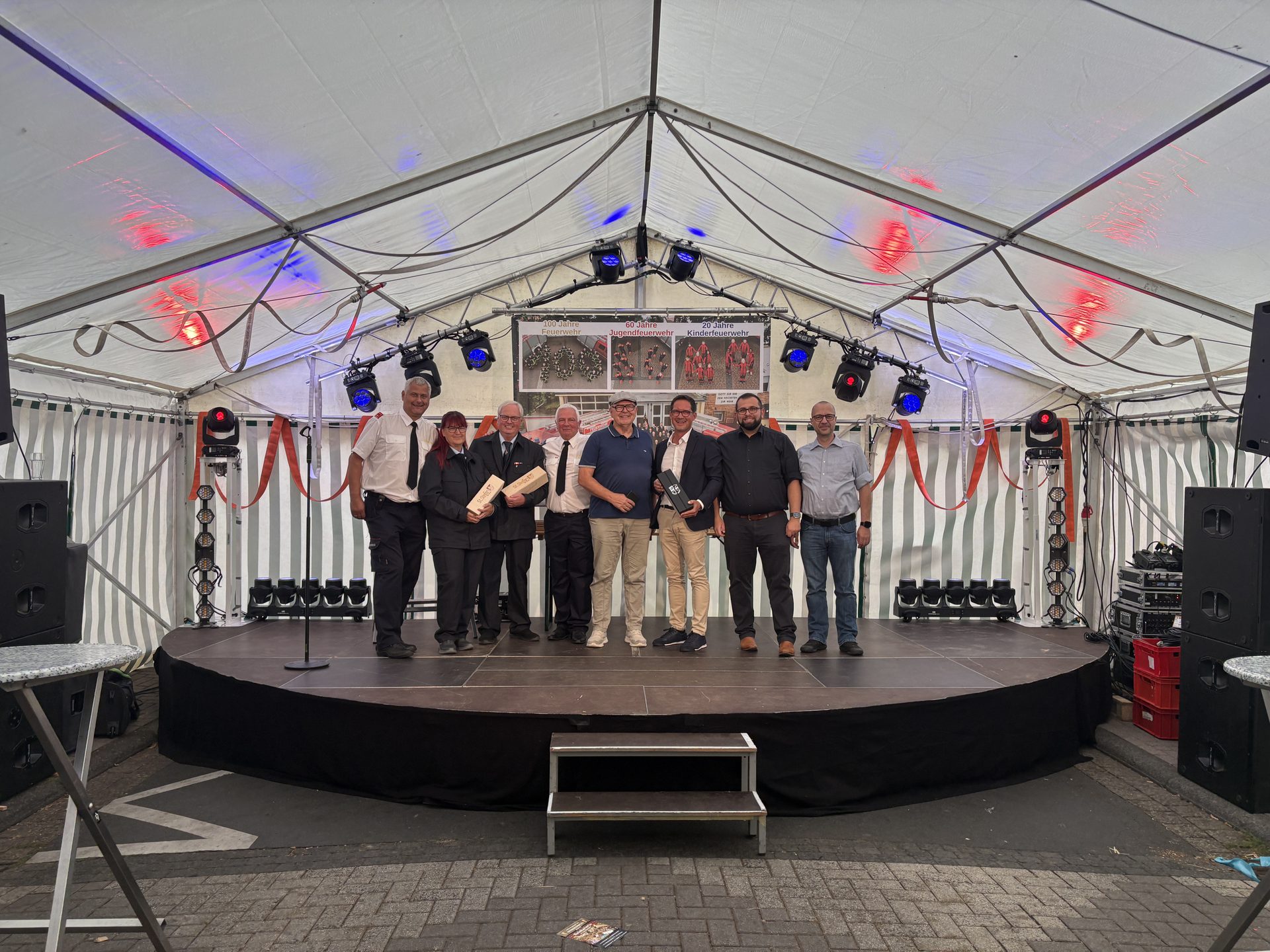 Ehrungen auf der Bühne im Festzelt