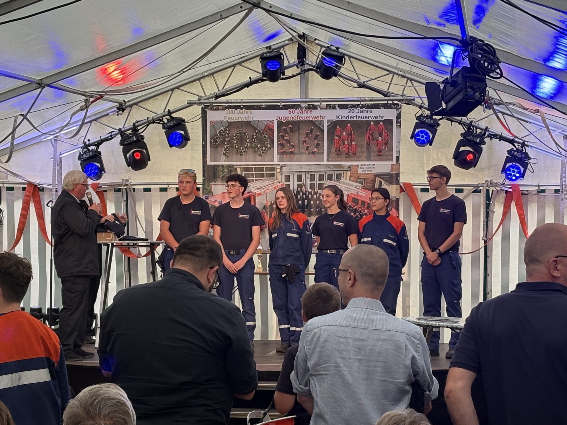Mitglieder der Jugendfeuerwehr auf der Bühne im Festzelt
