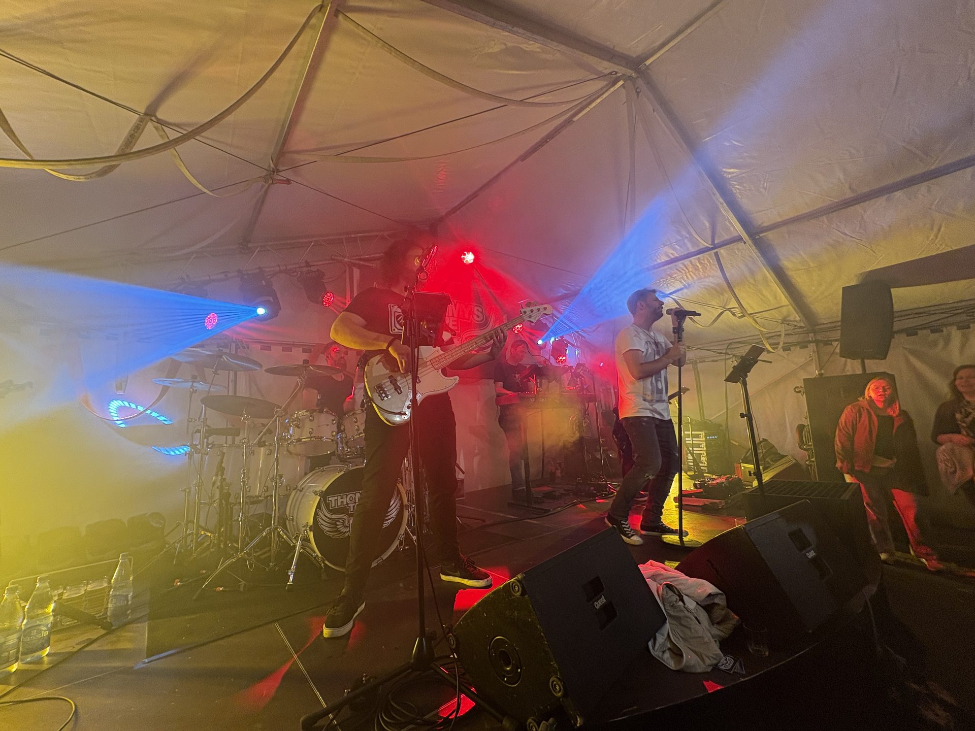 Sänger und Bassist der Band auf der Bühne im Festzelt