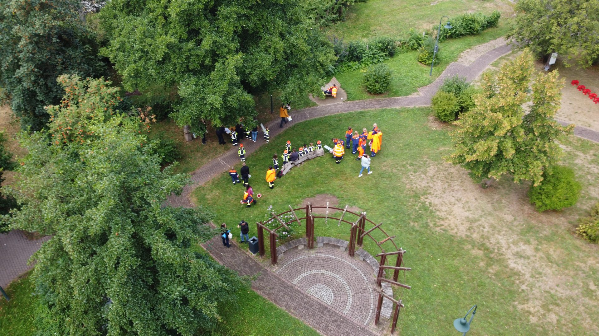Drohnenaufnahme: Teams der Jugendfeuerwehr beim Wettkampf auf der Parkwiese