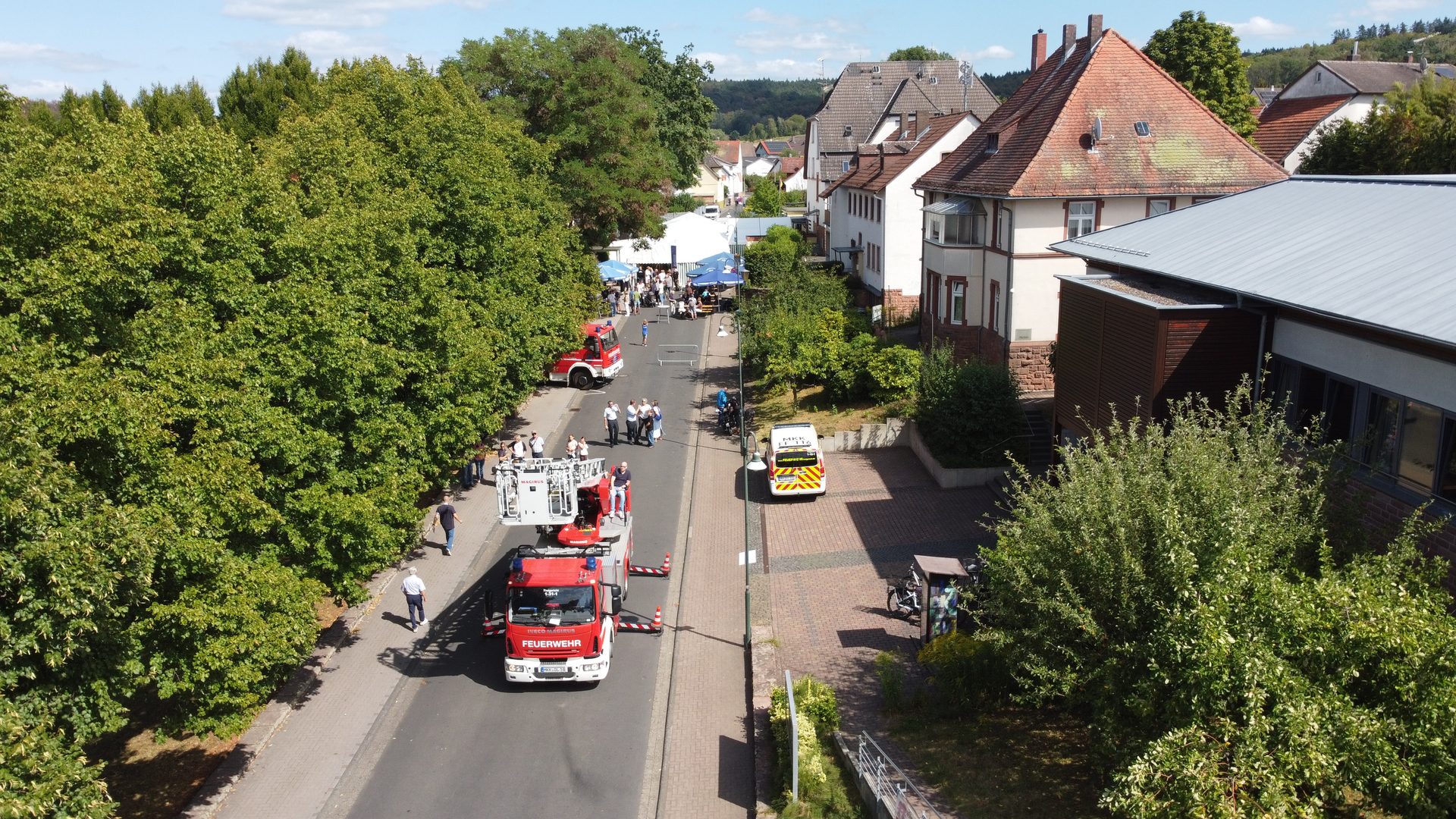Drohnenaufnahme der Festmeile mit Drehleiter und Löschfahrzeugen